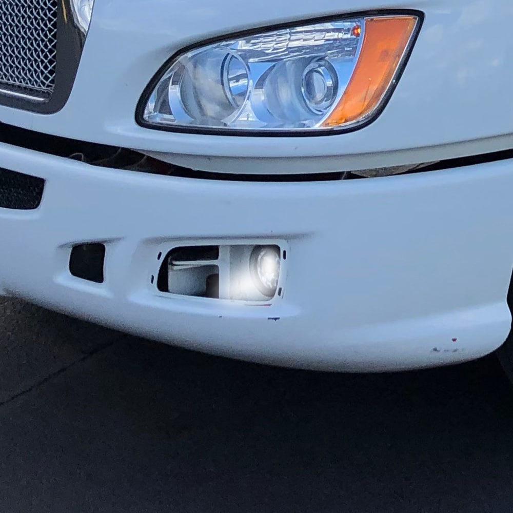 Fog Light Assembly Pair with Halogen Bulbs, Compatible with Kenworth T660 / Peterbilt 579 / 587